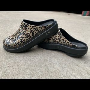 WOMEN'S OOCLOOG LIMITED EDITION CLOG - LEOPARD
